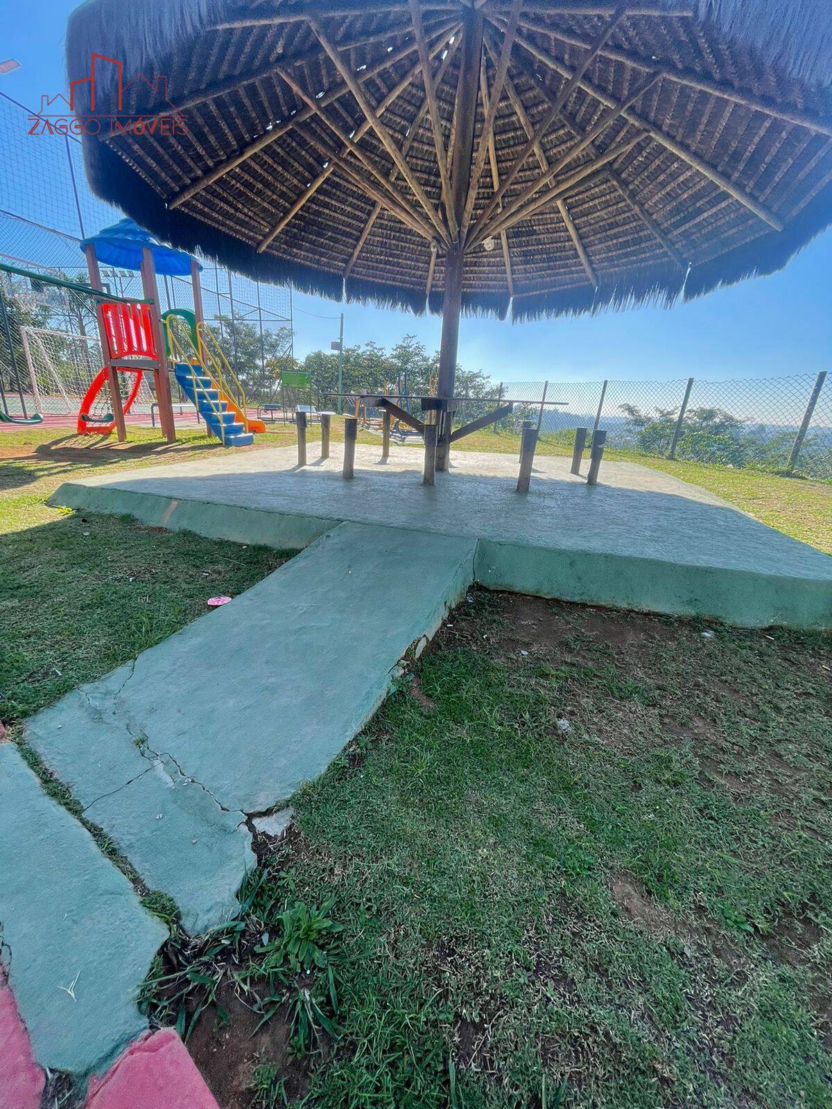 Belíssimo Sobrado em Condomínio em Cotia - 4 dorms - 197 m² aceita permuta.
