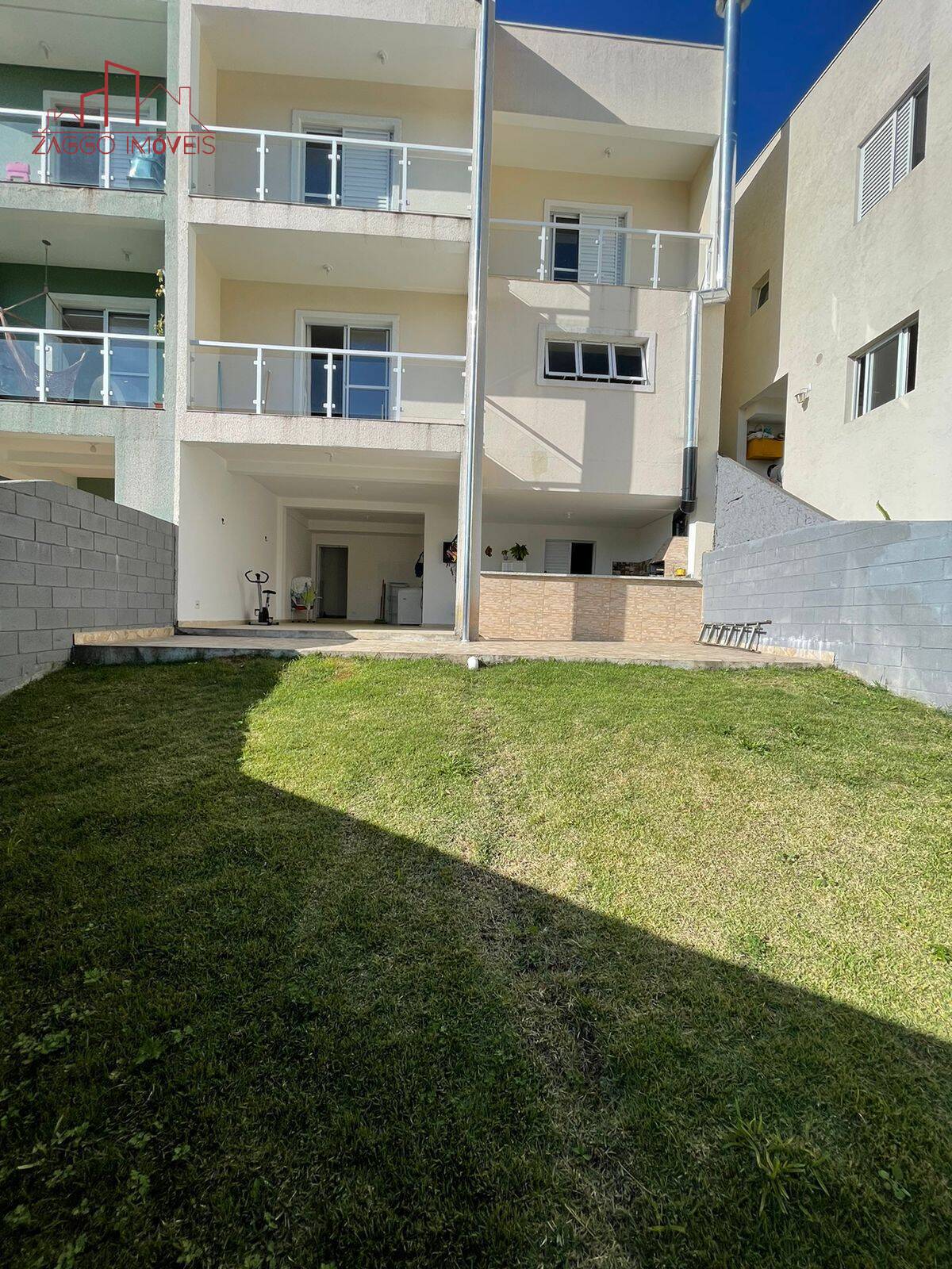 Belíssimo Sobrado em Condomínio em Cotia - 4 dorms - 197 m² aceita permuta.