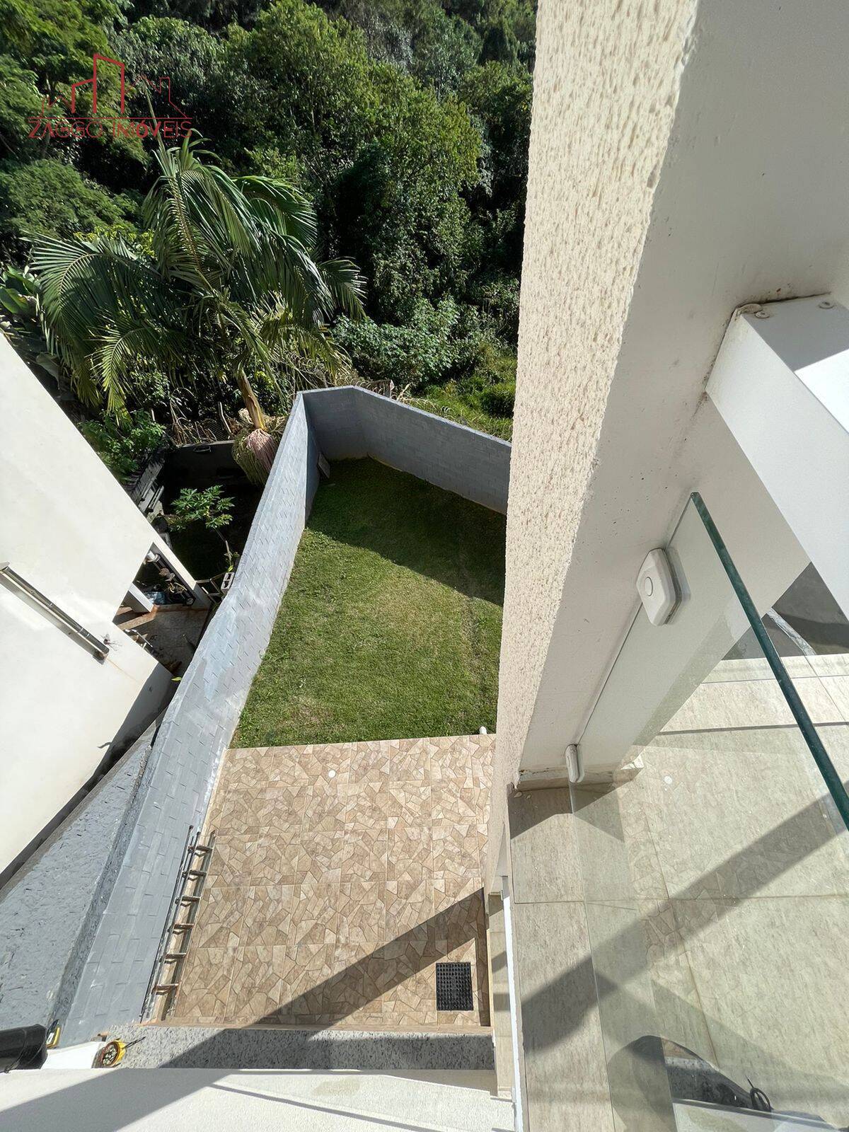 Belíssimo Sobrado em Condomínio em Cotia - 4 dorms - 197 m² aceita permuta.