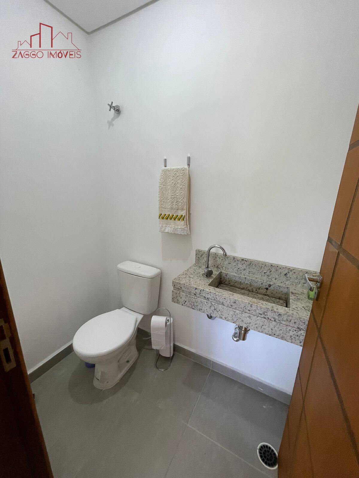 Belíssimo Sobrado em Condomínio em Cotia - 4 dorms - 197 m² aceita permuta.