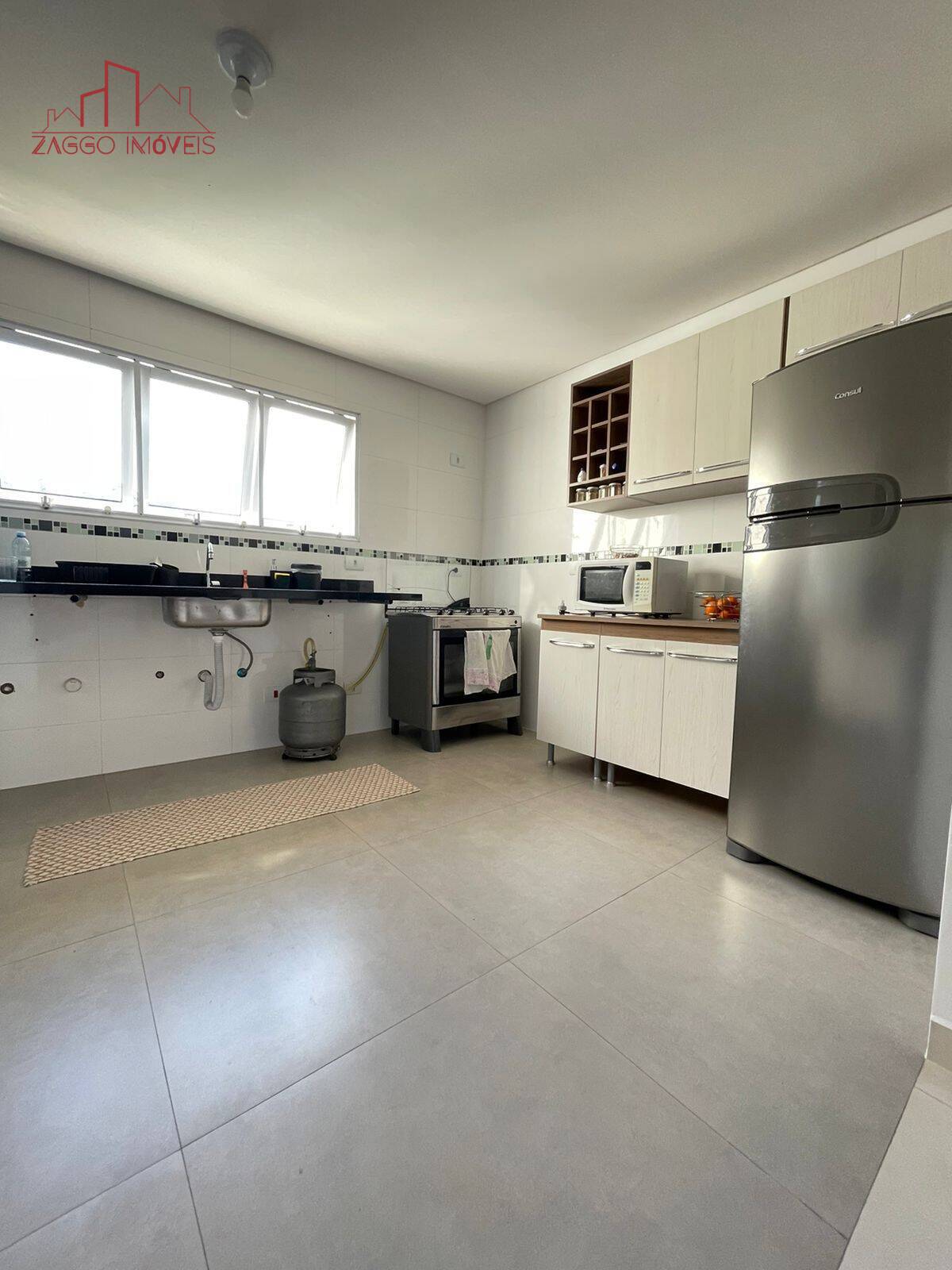 Belíssimo Sobrado em Condomínio em Cotia - 4 dorms - 197 m² aceita permuta.